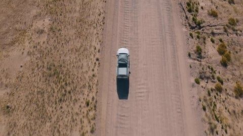 4x4 rijdt over een onverharde gravelweg in een droog landschap