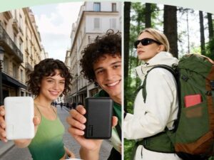 Reizigers tonen twee powerbanks tijdens een stedentrip en wandeltocht