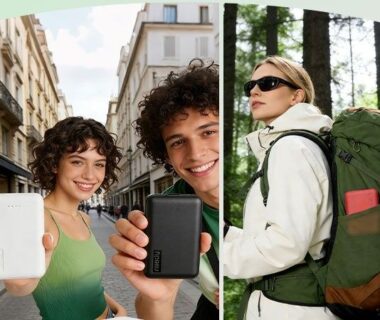 Reizigers tonen twee powerbanks tijdens een stedentrip en wandeltocht